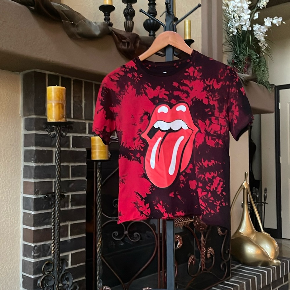 Woman’s midriff tie die Rolling Stones tshirt.